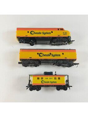 Chessie System Diesel Locomotive Caboose HO Scale Train Cars Vintage Set AS Is